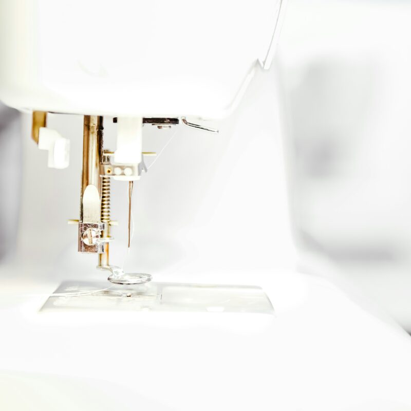 Une machine à coudre en fonctionnement, utilisée pour la conception de dentelles