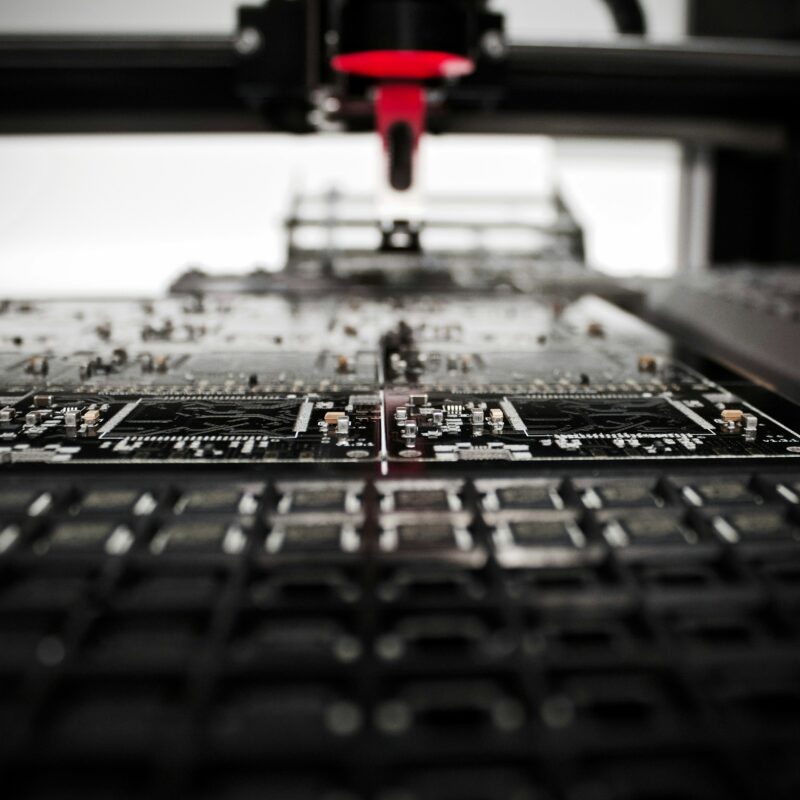 Une machine en fonctionnement, utilisée pour assembler des pièces de robot.