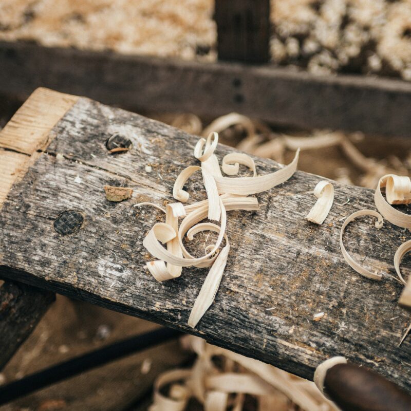 Une planche de bois au grain naturel, montrant sa texture chaleureuse et sa couleur riche.