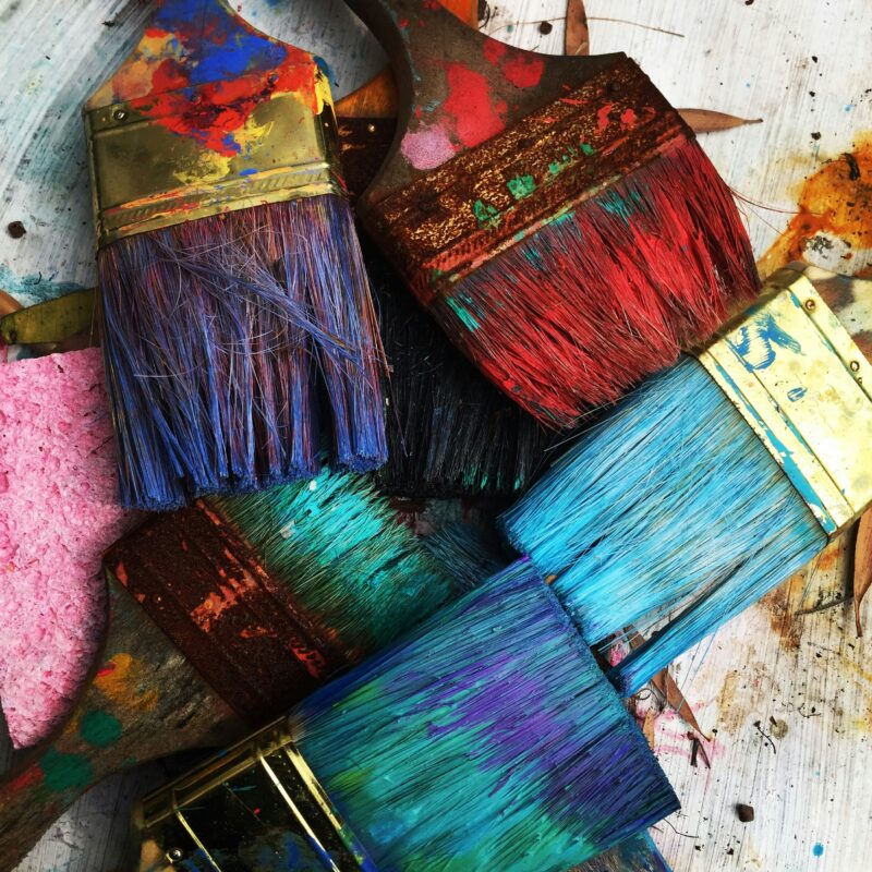 Des pinceaux colorés disposés de manière ordonnée, prêts à stimuler la créativité et à donner vie aux œuvres artistiques.