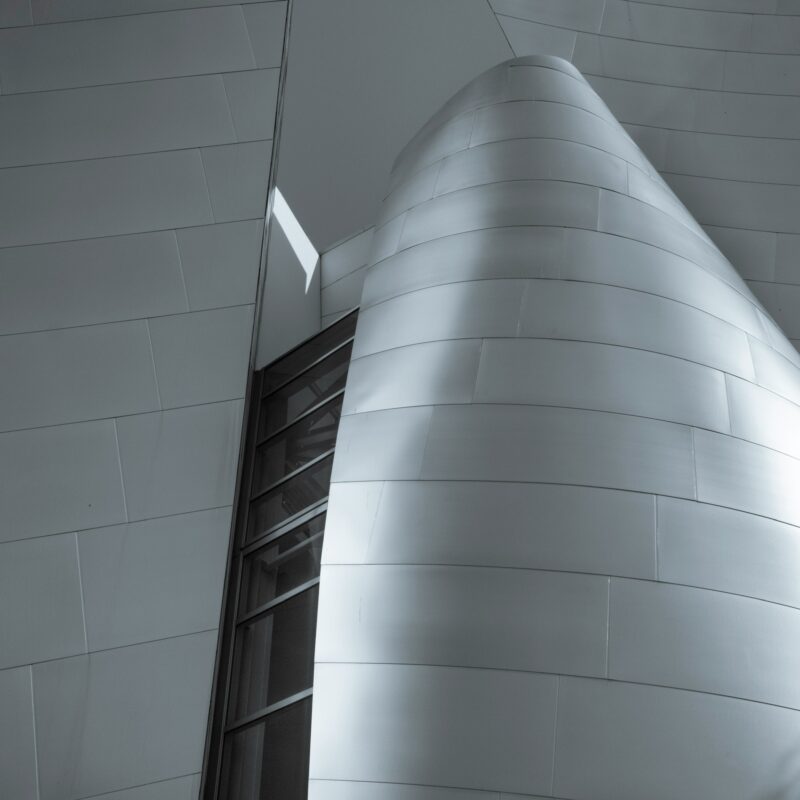 Un bâtiment en métal moderne, affichant une structure industrielle et épurée