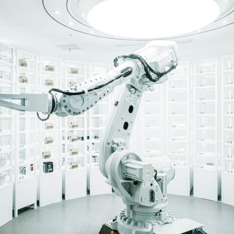 Un bras robotisé précis et moderne, prêt à exécuter des tâches complexes avec une grande efficacité.