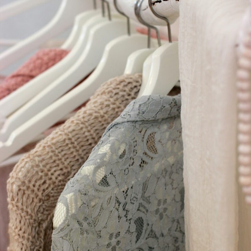 des vêtements suspendus sur des cintres, exposant une variété de couleurs et de styles, mettant en valeur la diversité et l'élégance des collections.