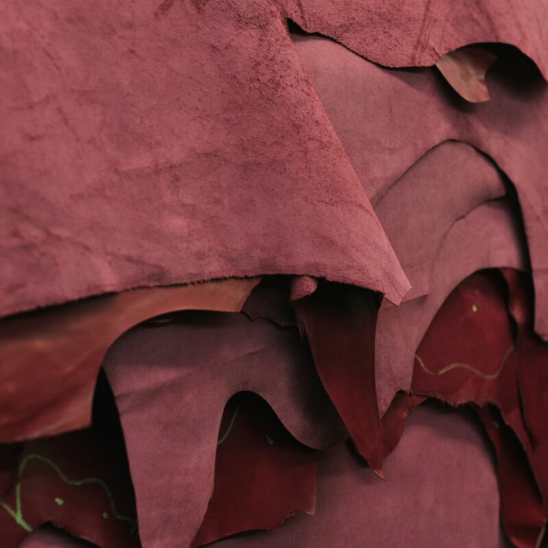 Texture de cuir rouge lisse avec des plis subtils.