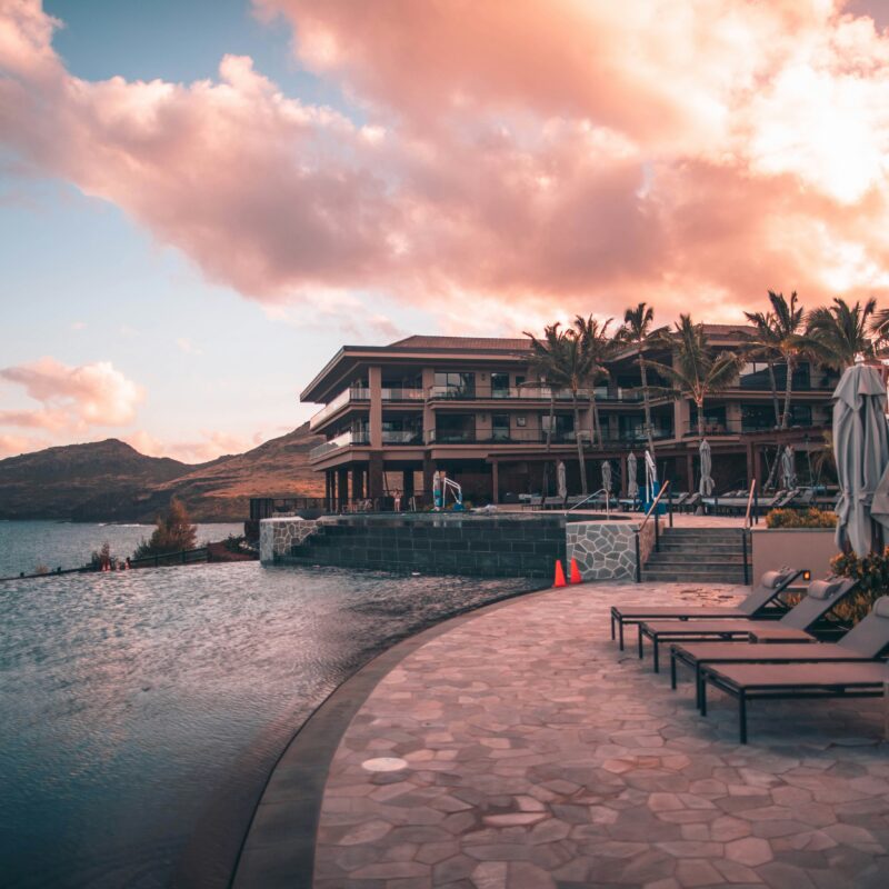 Un hôtel en bord de plage avec une vue sur l'océan et des palmiers