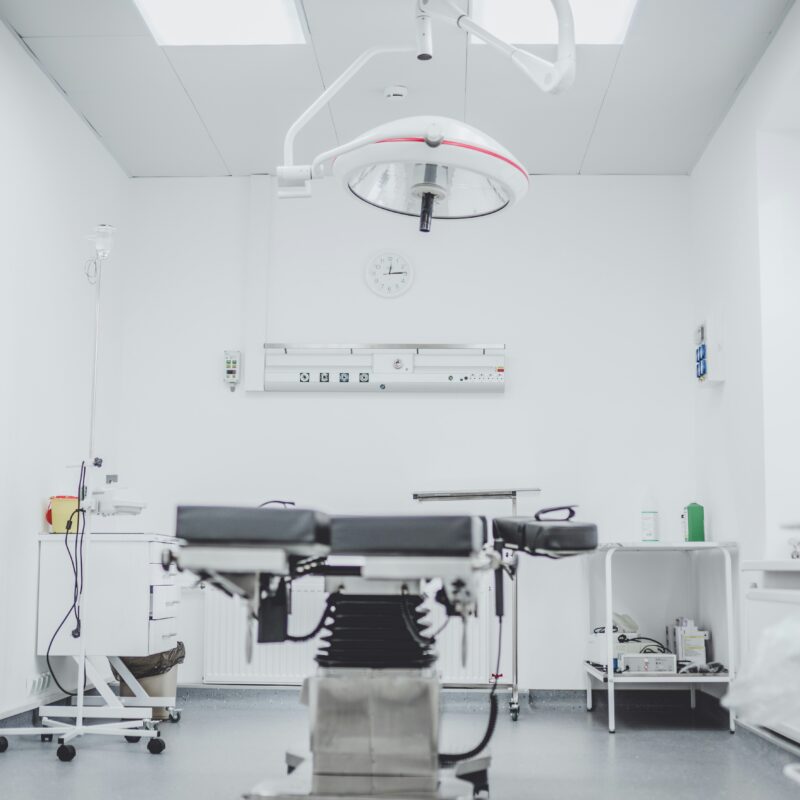 Lit d'hôpital noir et blanc au milieu d'un bâtiment intérieur