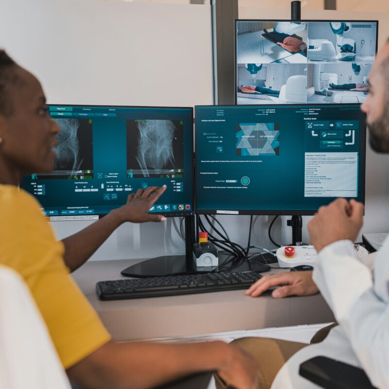 Un médecin et un patient parlent d'un diagnostic médical