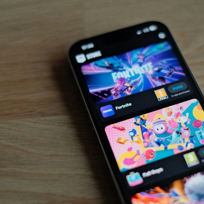 Ecran de téléphone avec plusieurs applications de jeux mobiles