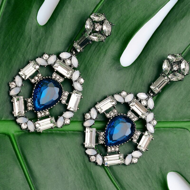 Boucles d'oreilles bleues sur une plante verte