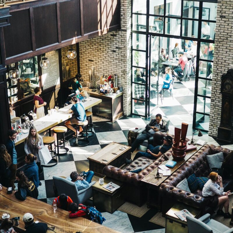 Photo prise d'en haut de personnes dans un bar