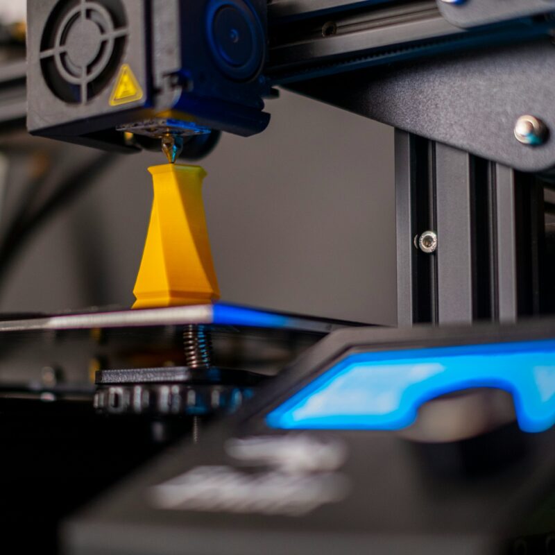 Personne à proximité d'une imprimante 3D
