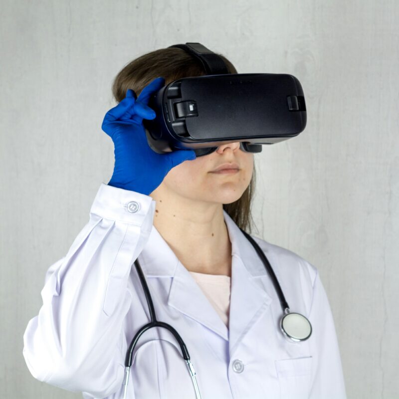 Femme en blouse blanche porte un casque de réalité virtuelle