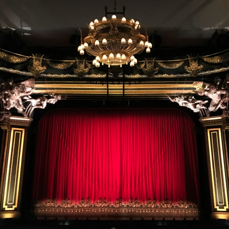 Le théâtre est spécialisé dans la programmation de spectacles et la photographie avant les représentations.