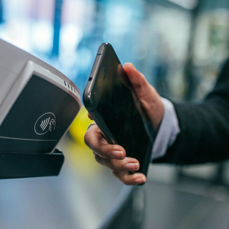 Main de femme payant avec son téléphone