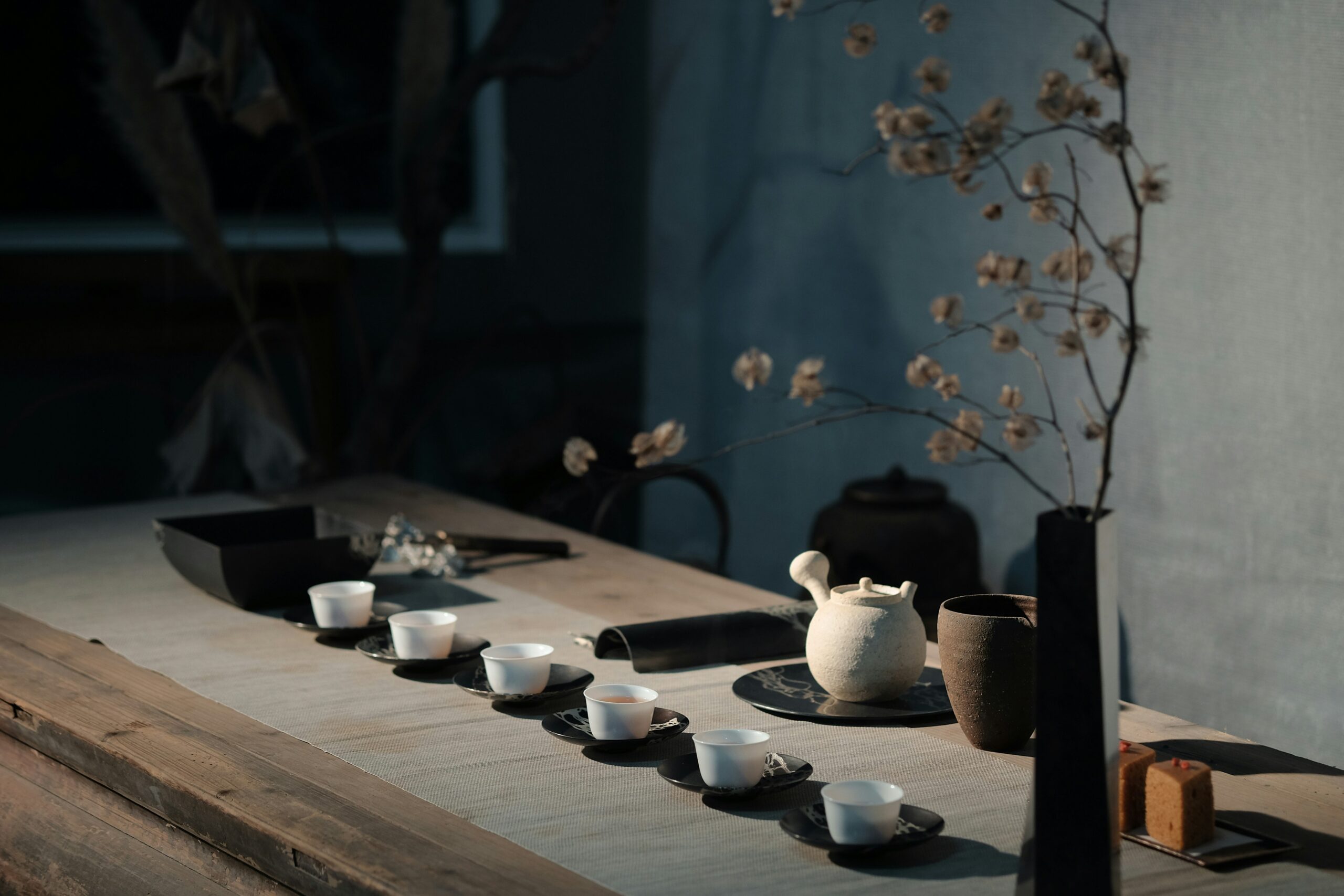 L'heure grourmande, Un salon de thé et restaurant conçu pour accueillir les clients dans une ambiance de bien-être.
