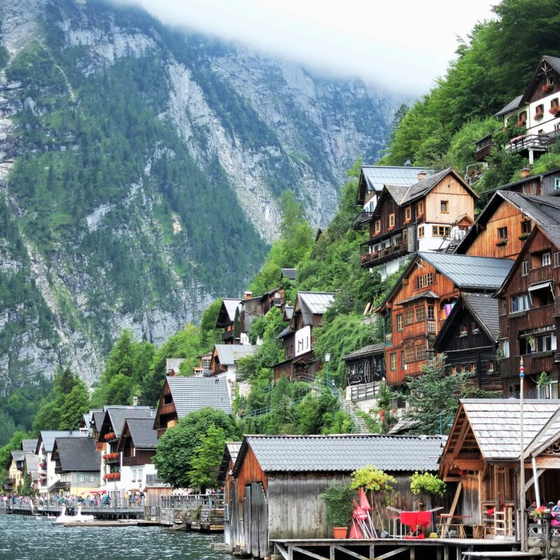 Redressement judiciaire : LES MERENS (Les Gîtes de Beille) : Ensemble de maisons dans la montagne au bord d'un lac